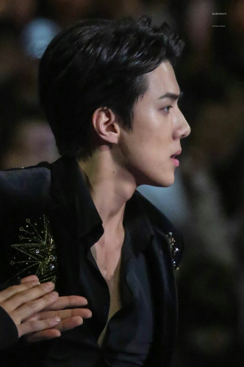 sehunloop's tweet photo. the look🔥 https://t.co/V6i0I1gZSp