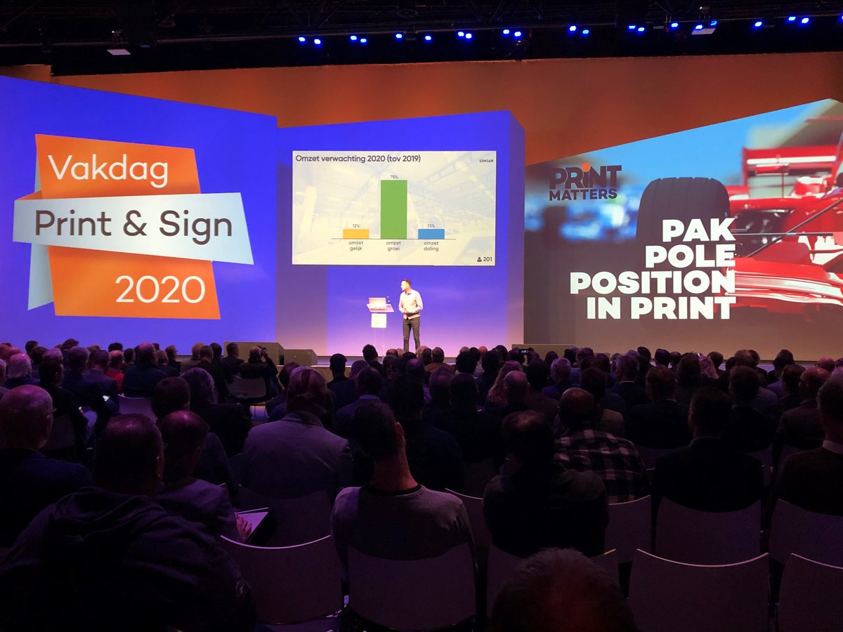 Het publiek wordt aan het werk gezet in de interactieve sessie van Wouter Haan (Simian, <a href="/Reclameland/">Reclameland</a> ). #vakdagprintensign