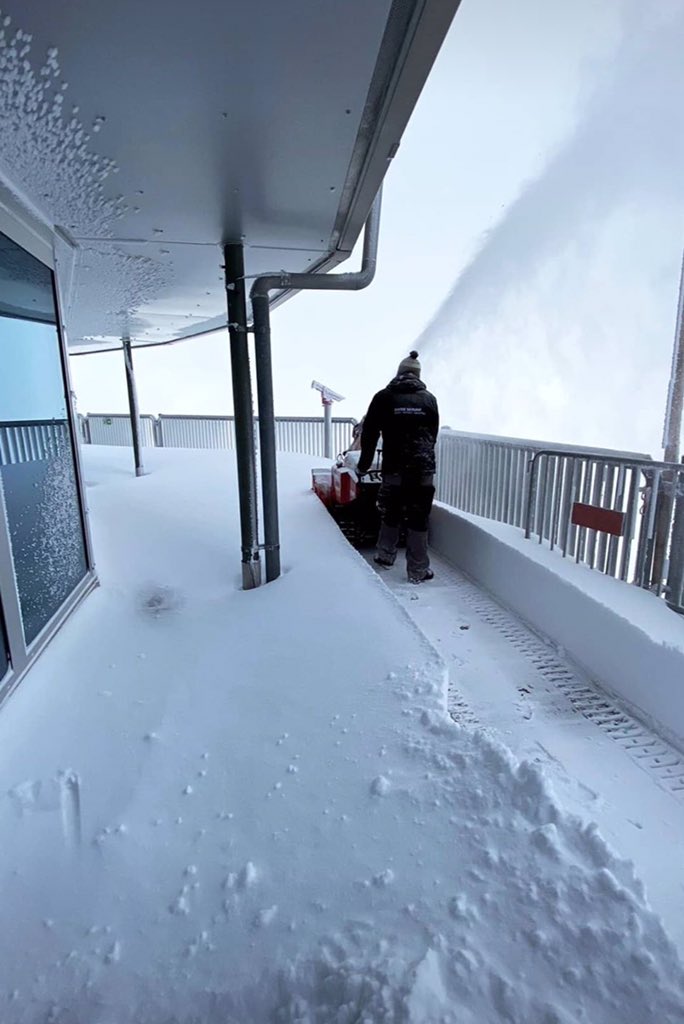 Member of the @SchilthornPiz team clearing the snow after a huge dump (45cm) in the last 24 hours. 
Snow depth now - 75cm/260cm

📷:@SchilthornPiz 

#Mürren #lovethemountains 
#ThePhotoHour #StormHour @StormHourMark @LensAreLive