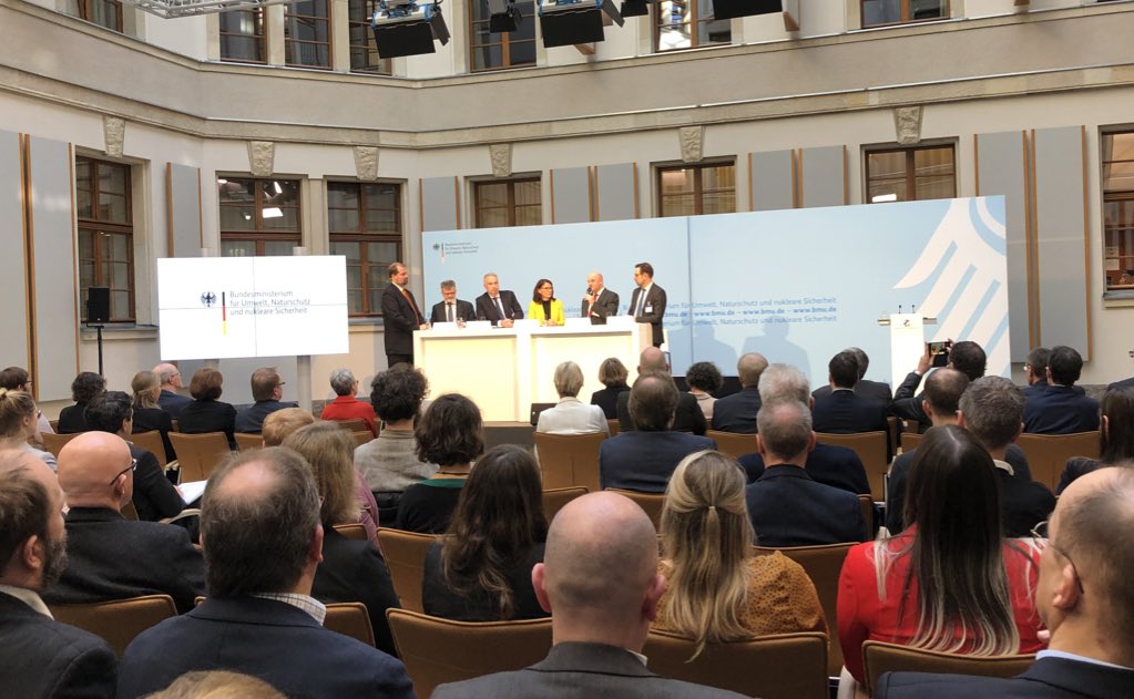 Podium auf der Gründungsfeier des Kompetenzzentrums Elektromagnetische Felder