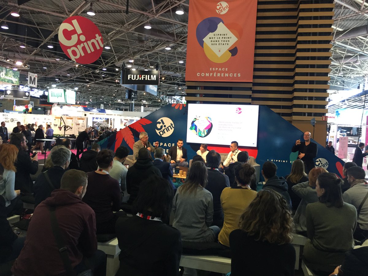 Salon_CPrint's tweet photo. #direct Beaucoup de monde pour la conférence "Impression textile et sublimation : un marché en pleine réinvention" signée en LSF avec Marie Amouroux @UDisplays, Olivier Mardas @Multigraphic_Fr et Thierry Lim @MimakiEurope. 
En partenariat avec @grandlyon @OnlyLyon #cprint https://t.co/KXJbtZ6S2J
