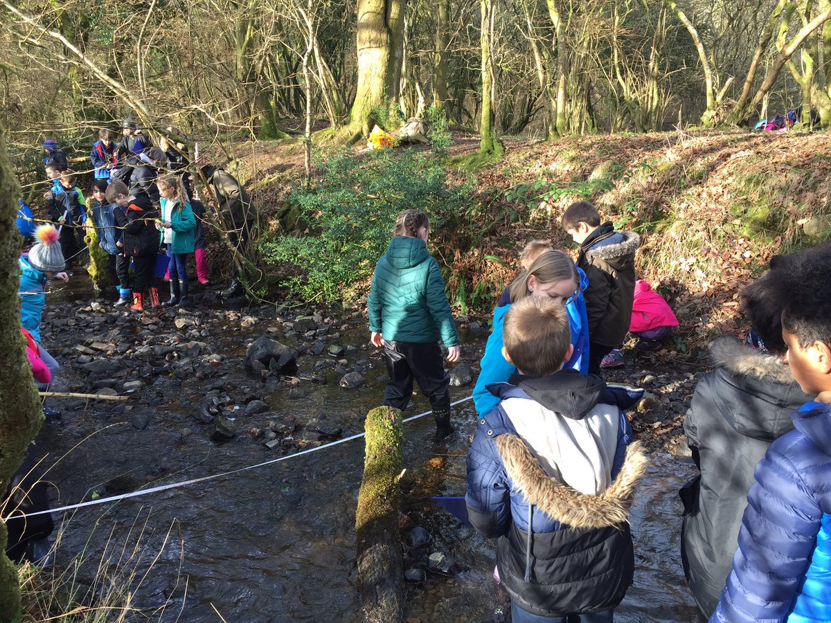 Hendrefoilan's tweet photo. Year 5 taking measurements at the start of the Ilston river.

#hdfpy5 #hdfpnumeracy #hdfphumanities https://t.co/bkng992F10