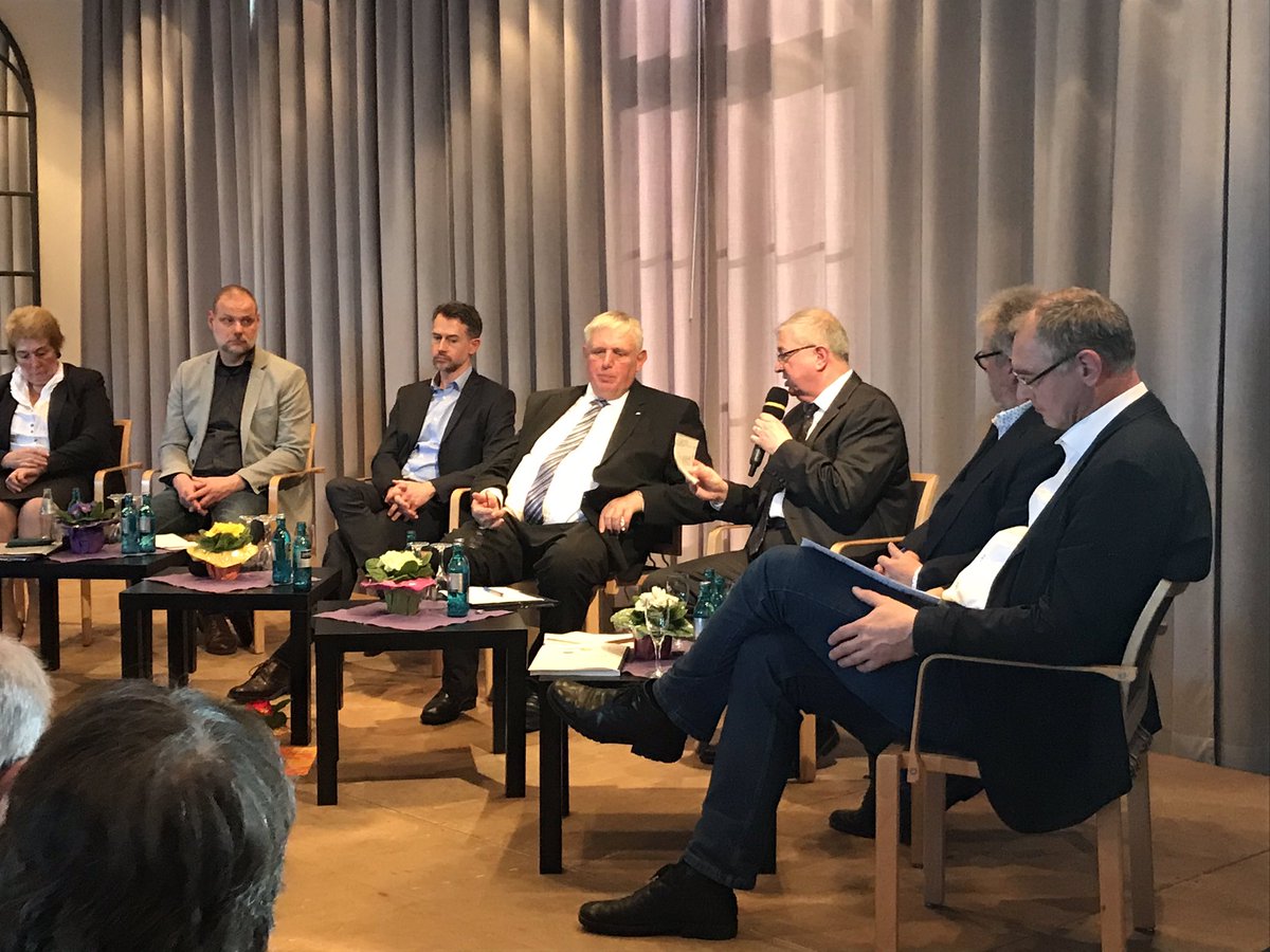 Thema #Pflege ist immer aktuell. Schon von der neuen #HeimfinderApp gehört? Auf der Podiumsdiskussion in Unna wird kritisiert: Die App vereinfacht zwar die Suche, mehr Pflegeplätze schafft sie aber nicht. Unnötiger digitaler Schnick-Schnack? #heimfinderapp #pflege #pflegenotstand