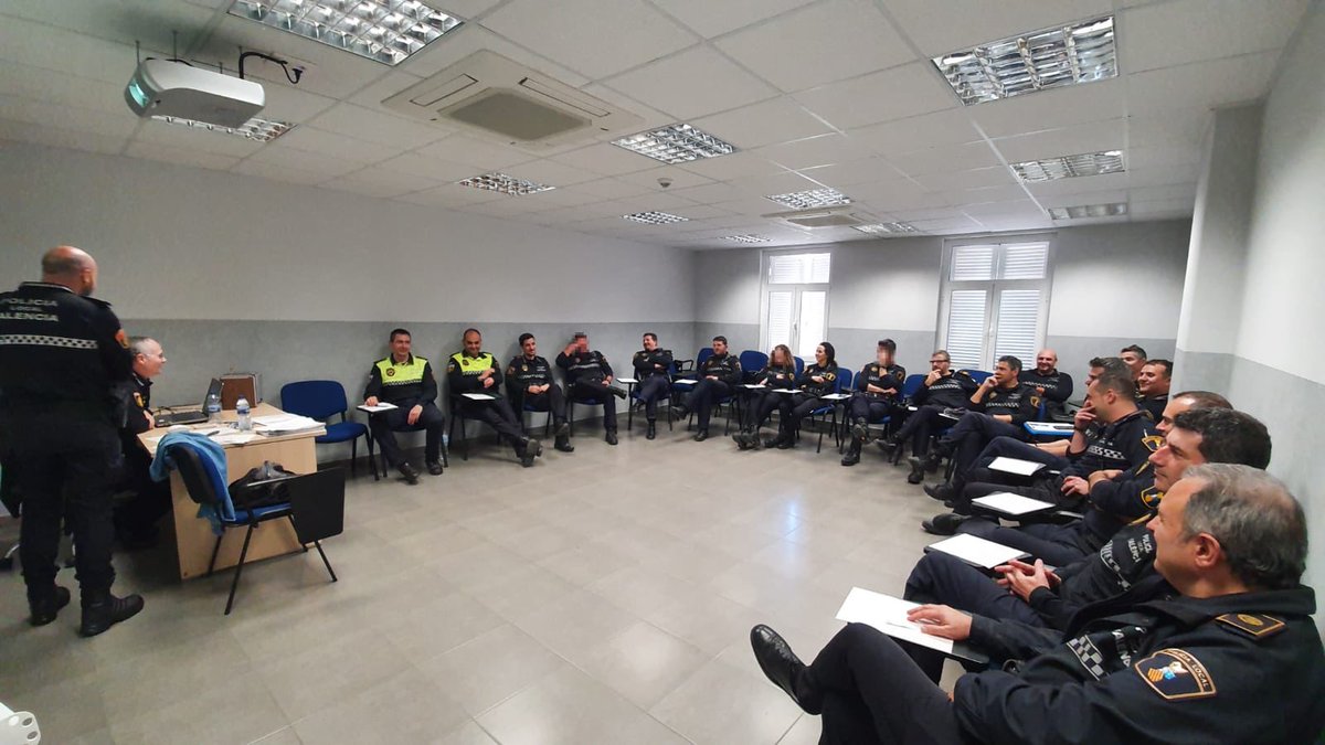 policialocalvlc's tweet photo. Front els prejudicis i la discriminació contra la comunitat asiàtica 🇨🇳: Informació veraç.
#NoSoyUnVirus
#coronavirus 😷
Ahir celebrarem la XV sessió formativa de #TAHCLE contra els delictes d'odi https://t.co/AuwB5dv4Ff