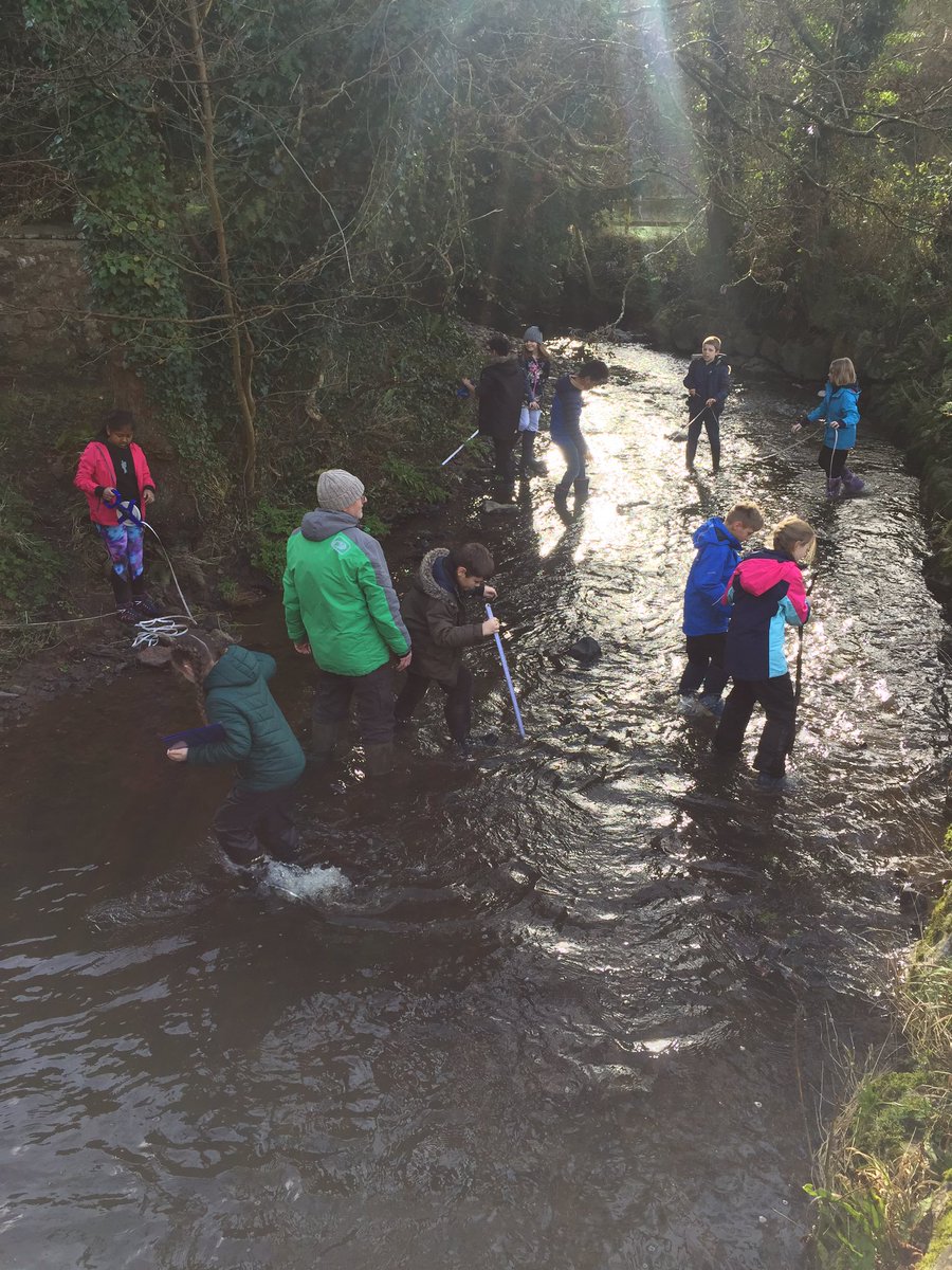 Hendrefoilan's tweet photo. Year 5 taking the second set of measurements of the Ilston River.

#hdfpy5 #hdfpnumeracy #hdfphumanities https://t.co/DpvYmSdYvq