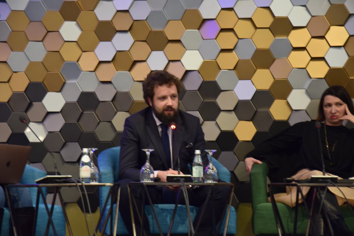 NGO_Aktiv's tweet photo. Journalist Idro Seferi is speaking about the media and nature of reporting in Kosovo and Serbia. He pointed out the issue of widespread bias and that "half the media was established to spread propaganda or the interest of certain individuals" #CSODF #ngoaktiv #kosovo https://t.co/WaAtCWbaOz