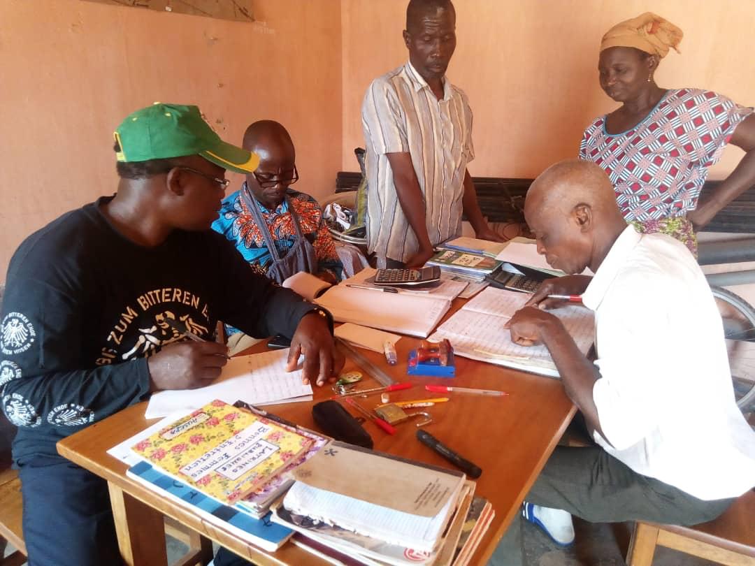 assoADESAF's tweet image. Des nouvelles du Projet Eau et Assainissement à Danyi Elavanyo où les formations de suivi et d'accompagnement de l'AUSEPA, en charge de la gestion du service d'eau et d'assainissement, se poursuivent. Thème du jour : la gestion et le contrôle des impayés💧 #togo #eau