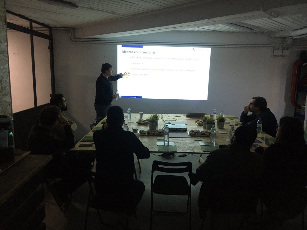 Hoy en casa <a href="/hausbec/">HAUSBEC, passivhaus</a> hablamos de construcción con madera con <a href="/zeroene/">ZeroENE</a> y <a href="/_JMenendez/">Jesus Menendez</a> con presencia de @TremcoillbruckE y <a href="/medgon_passiv/">Medgon Passivhaus</a>