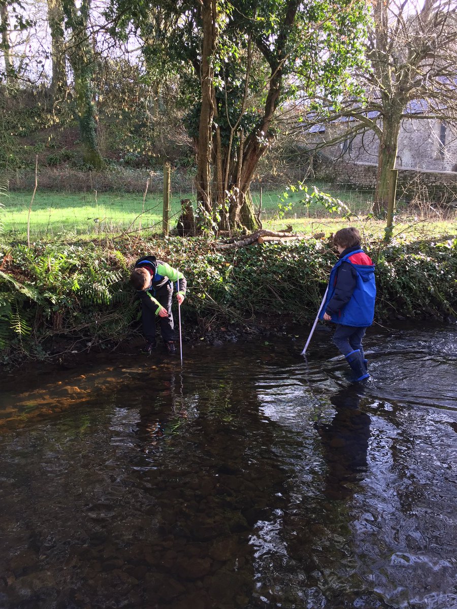 Hendrefoilan's tweet photo. Year 5 taking the second set of measurements of the Ilston River.

#hdfpy5 #hdfpnumeracy #hdfphumanities https://t.co/pLAn9RBTAt