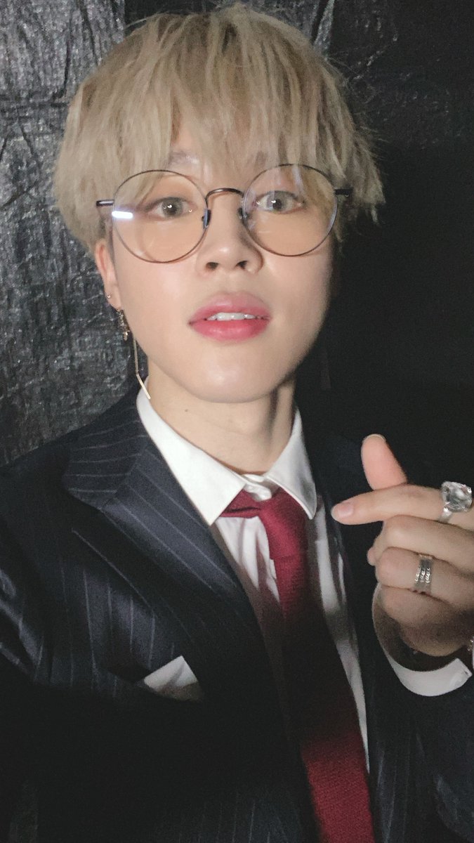 ⎿ 𝐖𝐢𝐬𝐡𝐢𝐧𝐠 𝐎𝐧 𝐀 𝐒𝐭𝐚𝐫December. Wrapping up 2019 with fashion earrings in gold-tone color: a dangling black pave north star with a long back thread. Delicate and eye-catching, Jimin rocks the pair like second skin.