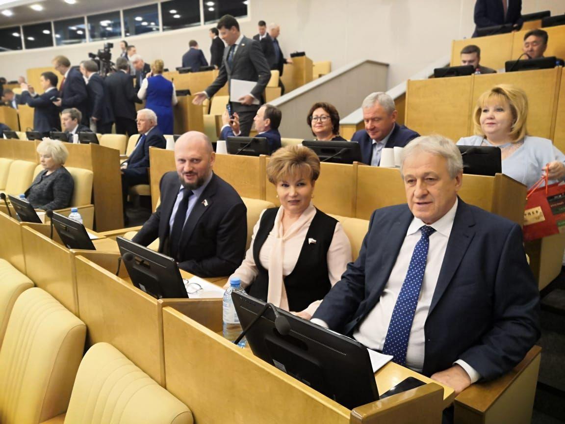 депутаты госдумы рф фото. депутаты транспорта москва. зарплата депутата госдумы в 2021 году. пенсия госслужащих. пенсия у депутатов.