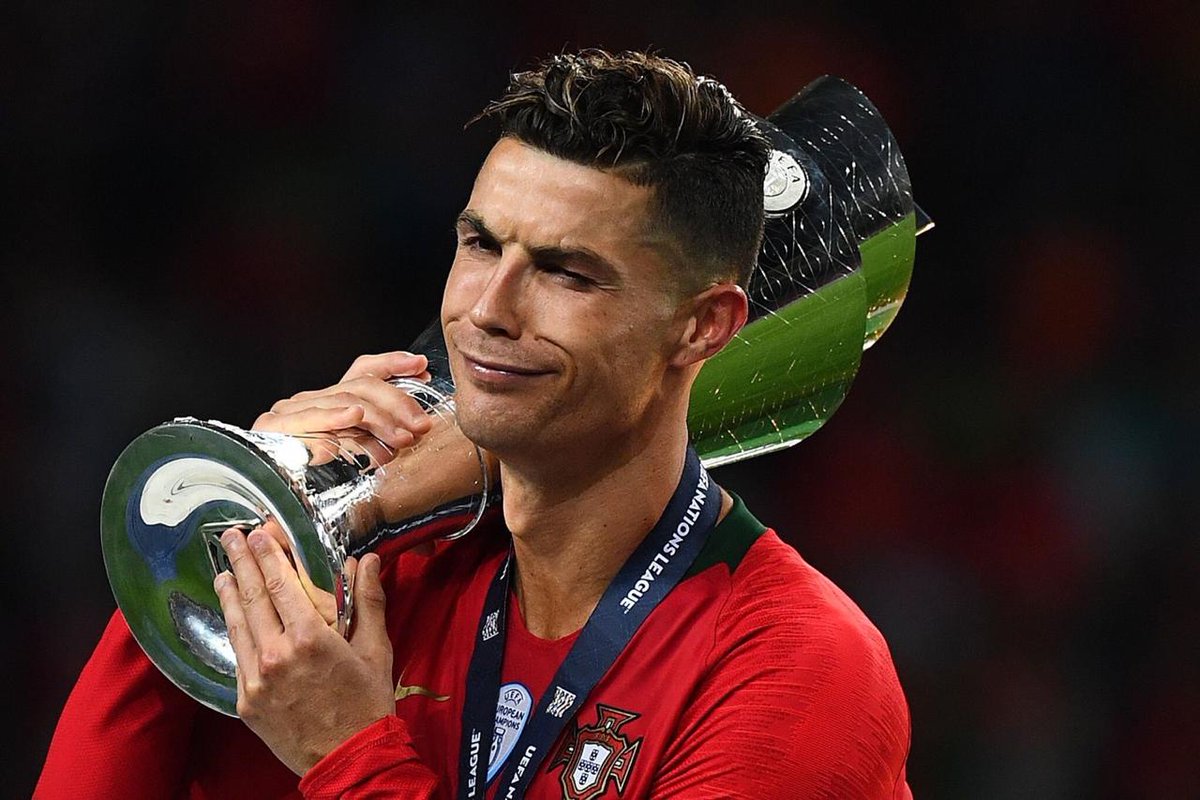 CRFANSBRASIL's tweet photo. Cristiano Ronaldo completa hoje 35 anos 🎂🎉

🏆 5x Champions League
🏆 4x Mundial de Clubes
🏆 3x Premier League
🏆 2x La Liga
🏆 2x Copa do Rei
🏆 1x Italiano 
🏆 1x Eurocopa
🏆 1x Liga das Nações
🥇 5x Melhor do Mundo https://t.co/IlQYjDiHbP
