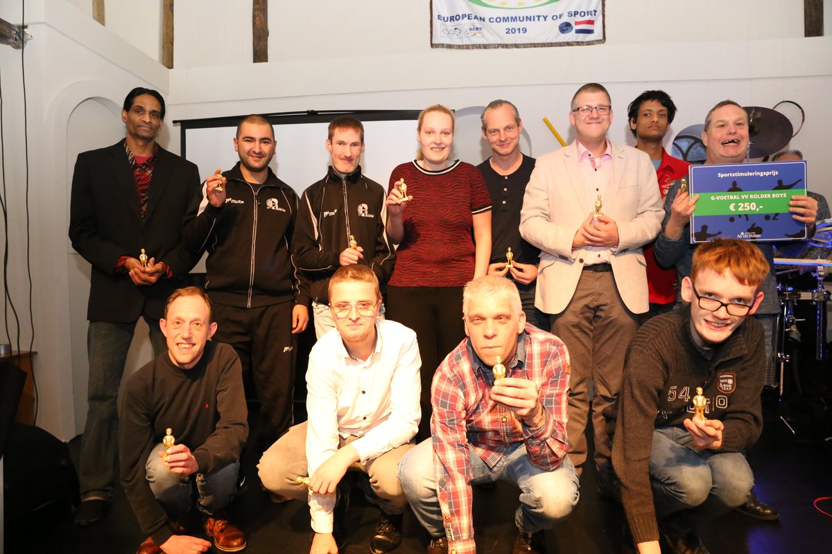 aaenhunze's tweet photo. Gisteravond zetten we alle sportkampioenen uit Aa en Hunze in het zonnetje 🏆🥇. Frank Vreugdenhil en Bertine de Vries zijn onze afgevaardigden voor het @SportgalaDrenth. De toppers van @rolderboys G1 ontvingen de sportstimuleringsprijs van €250. Daar waren ze maar wat trots op! https://t.co/HJLdSAA0jy