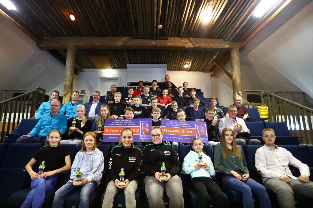 aaenhunze's tweet photo. Gisteravond zetten we alle sportkampioenen uit Aa en Hunze in het zonnetje 🏆🥇. Frank Vreugdenhil en Bertine de Vries zijn onze afgevaardigden voor het @SportgalaDrenth. De toppers van @rolderboys G1 ontvingen de sportstimuleringsprijs van €250. Daar waren ze maar wat trots op! https://t.co/HJLdSAA0jy