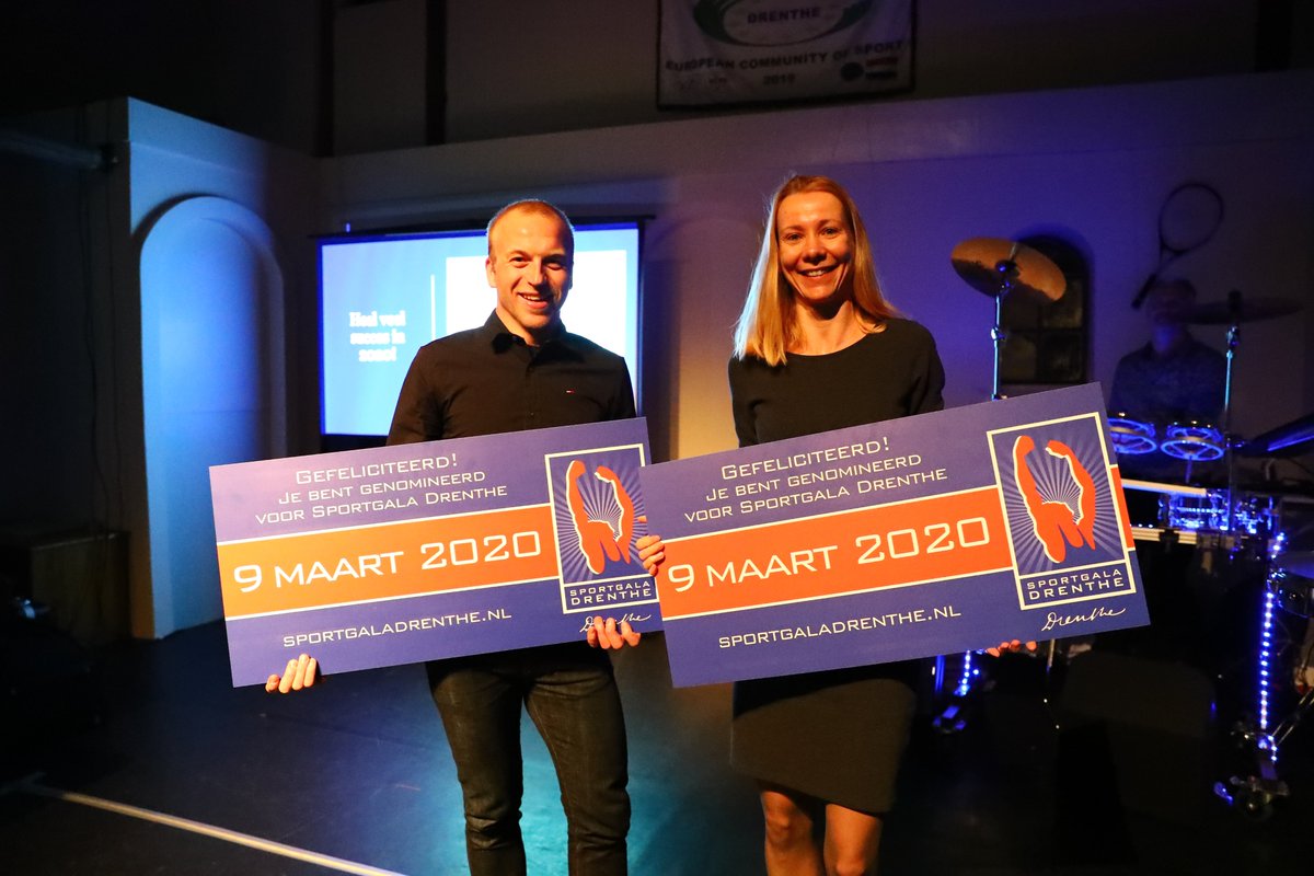 aaenhunze's tweet photo. Gisteravond zetten we alle sportkampioenen uit Aa en Hunze in het zonnetje 🏆🥇. Frank Vreugdenhil en Bertine de Vries zijn onze afgevaardigden voor het @SportgalaDrenth. De toppers van @rolderboys G1 ontvingen de sportstimuleringsprijs van €250. Daar waren ze maar wat trots op! https://t.co/HJLdSAA0jy