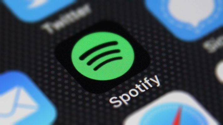 dailyroutinefit's tweet photo. Spotify Q4 reports 271M total MAUs on revenues of $2B, podcast listening grows 200% https://t.co/XIvND6SsEH https://t.co/5WcXPNumgW