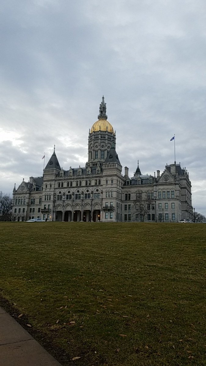 jayoung3292's tweet photo. #OpeningDay Here's to another great session! #CTStateLegislature #CTPolitics #CTGov #HappyNewYear #HappyNewDecade #HappyNewSession #Session2020 #KeepConnecticutBlue #MoveConnecticutForward #FBR #FBRParty #Resist https://t.co/ylvXew4IKr