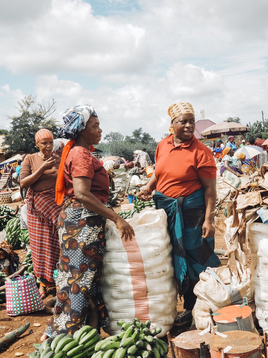 DeskVisual's tweet photo. My mom comes at this market place to buy some gloceries, So today i have just escorted her and took these few visuals using my #SamsungNote9 and edit them on AdobeLightroomMobileApp #pichazasimu #Tanzania https://t.co/zgbj6wryhd