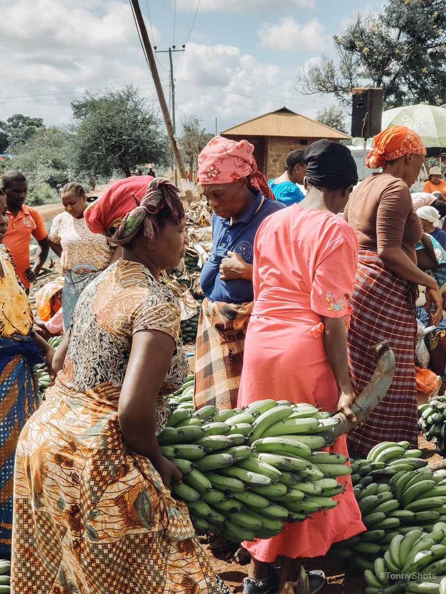 DeskVisual's tweet photo. My mom comes at this market place to buy some gloceries, So today i have just escorted her and took these few visuals using my #SamsungNote9 and edit them on AdobeLightroomMobileApp #pichazasimu #Tanzania https://t.co/zgbj6wryhd