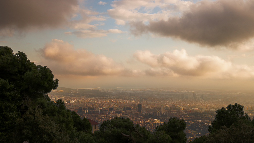 es_claris's tweet image. Hemos salido a la montaña para celebrar el primer evento #WomenatClaris. No se nos ocurre una forma mejor de pasar la tarde que disfrutando de la naturaleza y haciendo equipo #Claris. ⛰👟💪🏻 #anythingispossible @ClarisOfficial