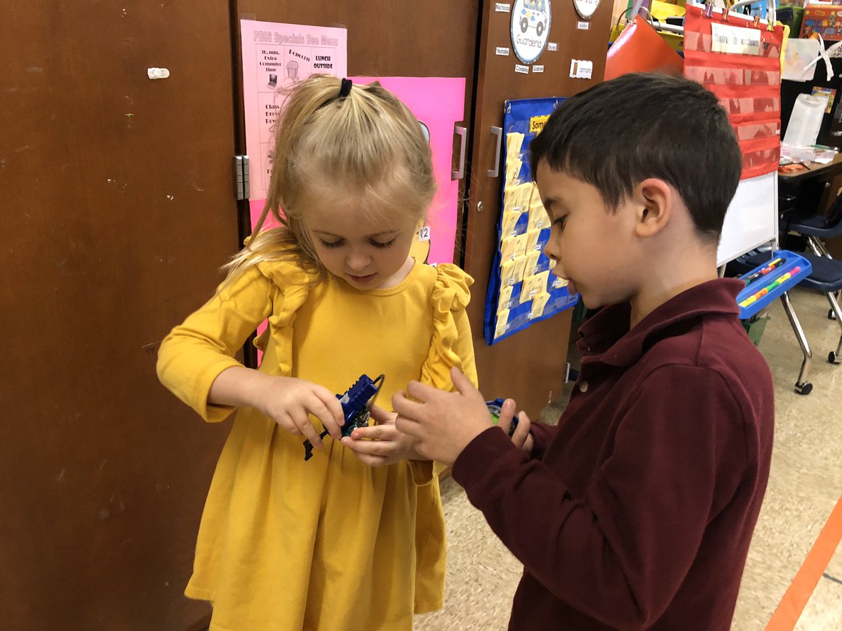 SpeasGlobal's tweet photo. #SpeasKG is having fun in @hernandez_nilka’s class. This is our 5th year participating in @GSPlayDay.  #IBSpeasBees love #GlobalSchoolPlayDay! As an authorized @ibpyp school we encourage learning through #play &amp; #inquiry #PlayIsWork! #GSPD2020 https://t.co/jTf8O5JkwI