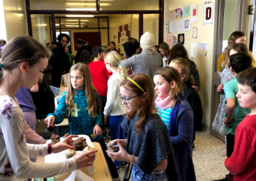 Planete6N's tweet photo. Ça c'est notre marché d'hiver. Tout ce que nous avons vendu était fait à la main. C'est amusant et on a vendu beaucoup.   

Notre site:
https://t.co/aPh3qya776

@HPEschools

@PECI_News https://t.co/wVGYAn2CN2