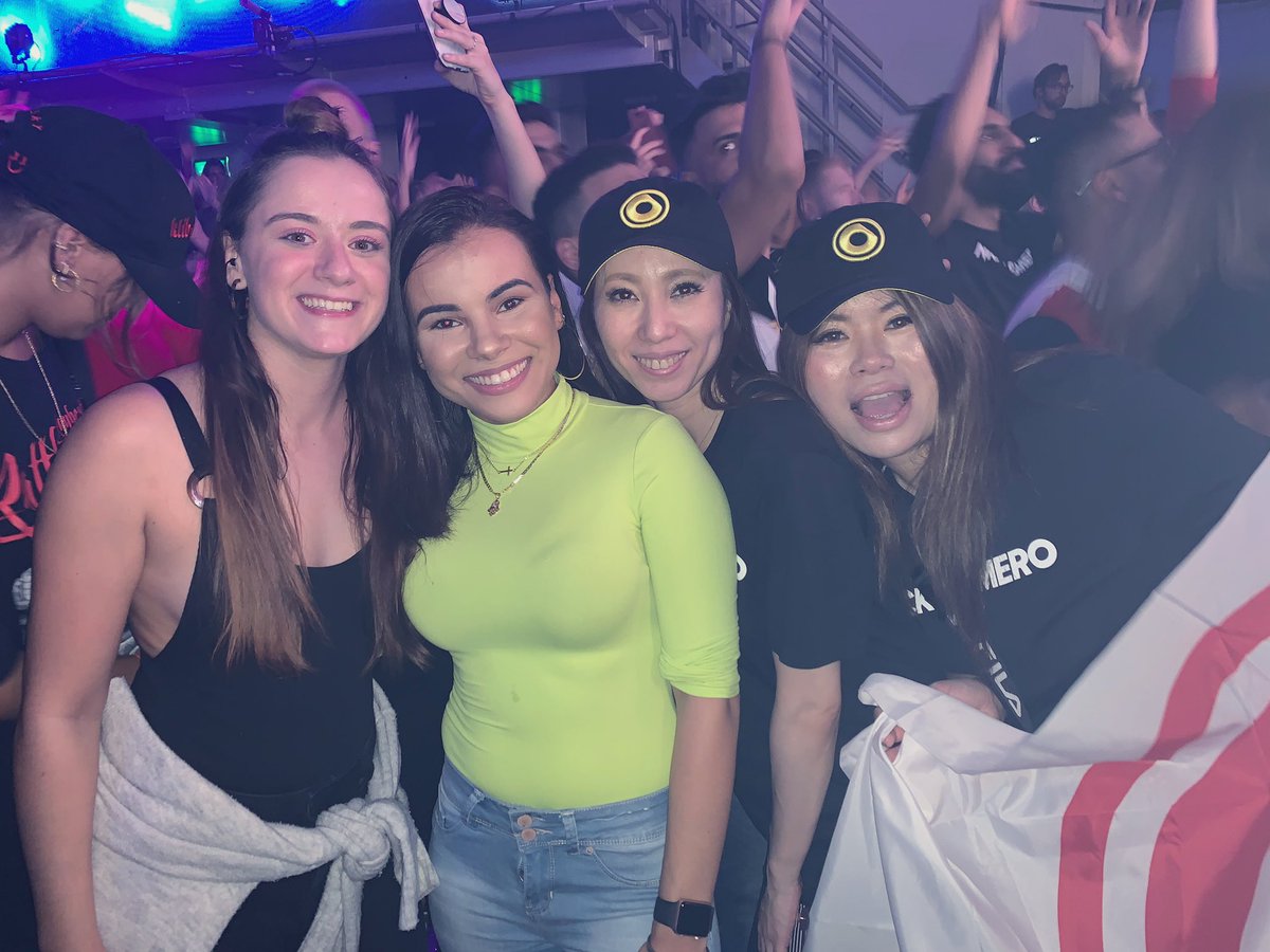 ScreamNR's tweet photo. #protocolwednesday with these lovely ladies 💘💘💘 https://t.co/vMCCEWnVLg
