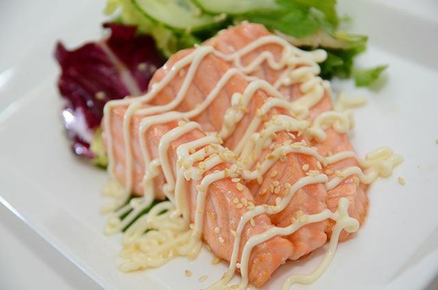 Seared Salmon😋served on a bed of Salad, with Mayonnaise and a sprinkle of Sesame Seeds! ⁣

#starters #wokooshii #intutraffordcentre #trafford #shoppingcentre #manchester #salmon #searedsalmon #salmonlover #salmonstarter #starter #japanese #korean ift.tt/31s4JzS