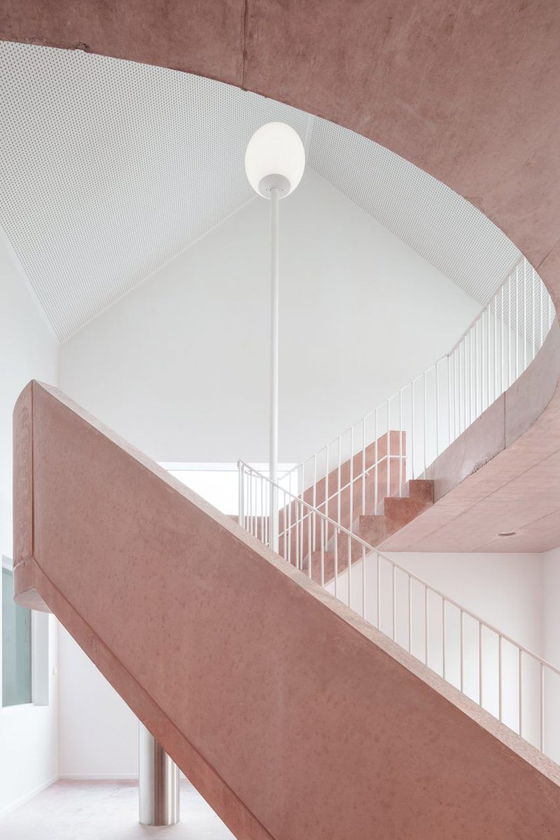 Pink concrete staircase connects colourful floors of Belgian school dezeen.com/2019/10/25/sch…
