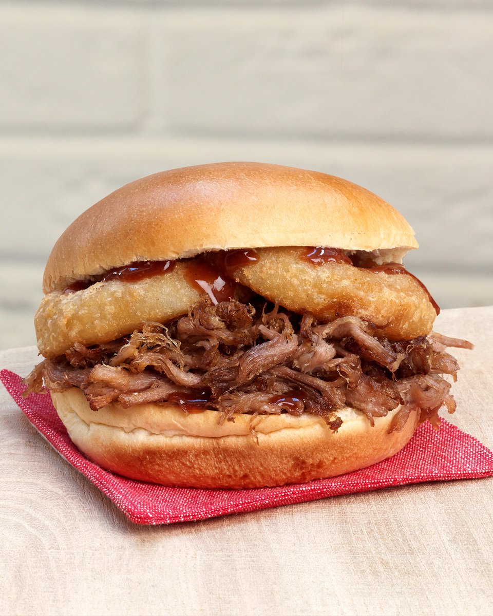 Abrakebabra's tweet image. Pork-fection in a bun 🤤

#Abrakebabra #PulledPorkBurger #BurgerGoals #OnionRings #BBQSauce