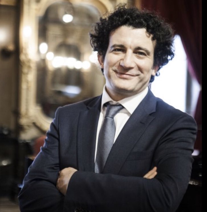 LaMonnaieDeMunt's tweet photo. 🙏 Our Music Director Alain Altinoglu is nominated for the prize of Best Conductor at @TheOperaAwards !
#MM1920 #LaMonnaie #Opera #AlainAltinoglu https://t.co/ZrRZN4w9PO