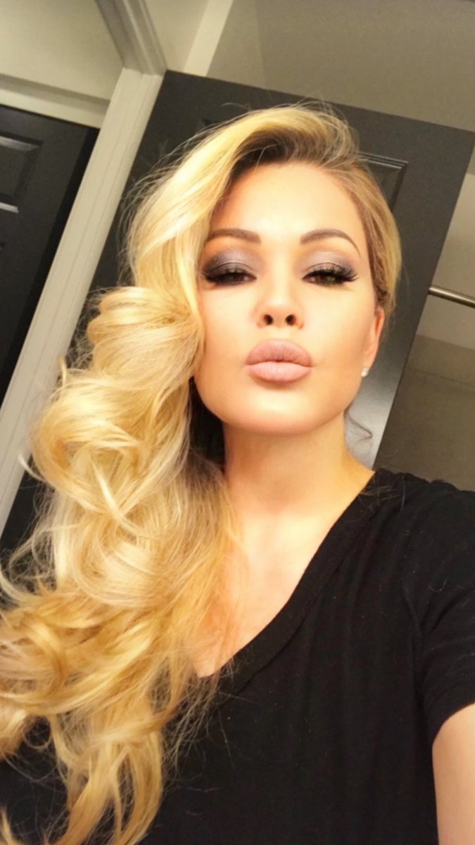 SmoakCosmetics's tweet photo. The 👑 Queen 👑 herself rockin her Baby Doll Matte Lippie! ✨🙌🏼✨
⠀⠀⠀⠀⠀⠀⠀⠀⠀
This creamy luxurious matte color is soooo gorgeous! 👄
⠀⠀⠀⠀⠀⠀⠀⠀⠀ 
.
Try it, you’ll LOVE it! 💓💓💓
⠀⠀⠀⠀⠀⠀⠀⠀⠀
#smoakcosmetics @shannamoakler https://t.co/59TzTY7HL6