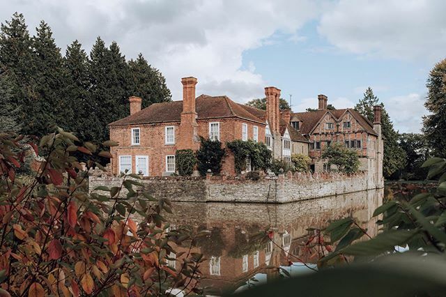 A bit of Autumnal sun at Jon &amp; Laura’s gorgeous wedding last October 🍂🍁 🙌 @thomasjphotographyuk #weddingvenue #autumnwedding #historichomes ift.tt/2UqYDOD