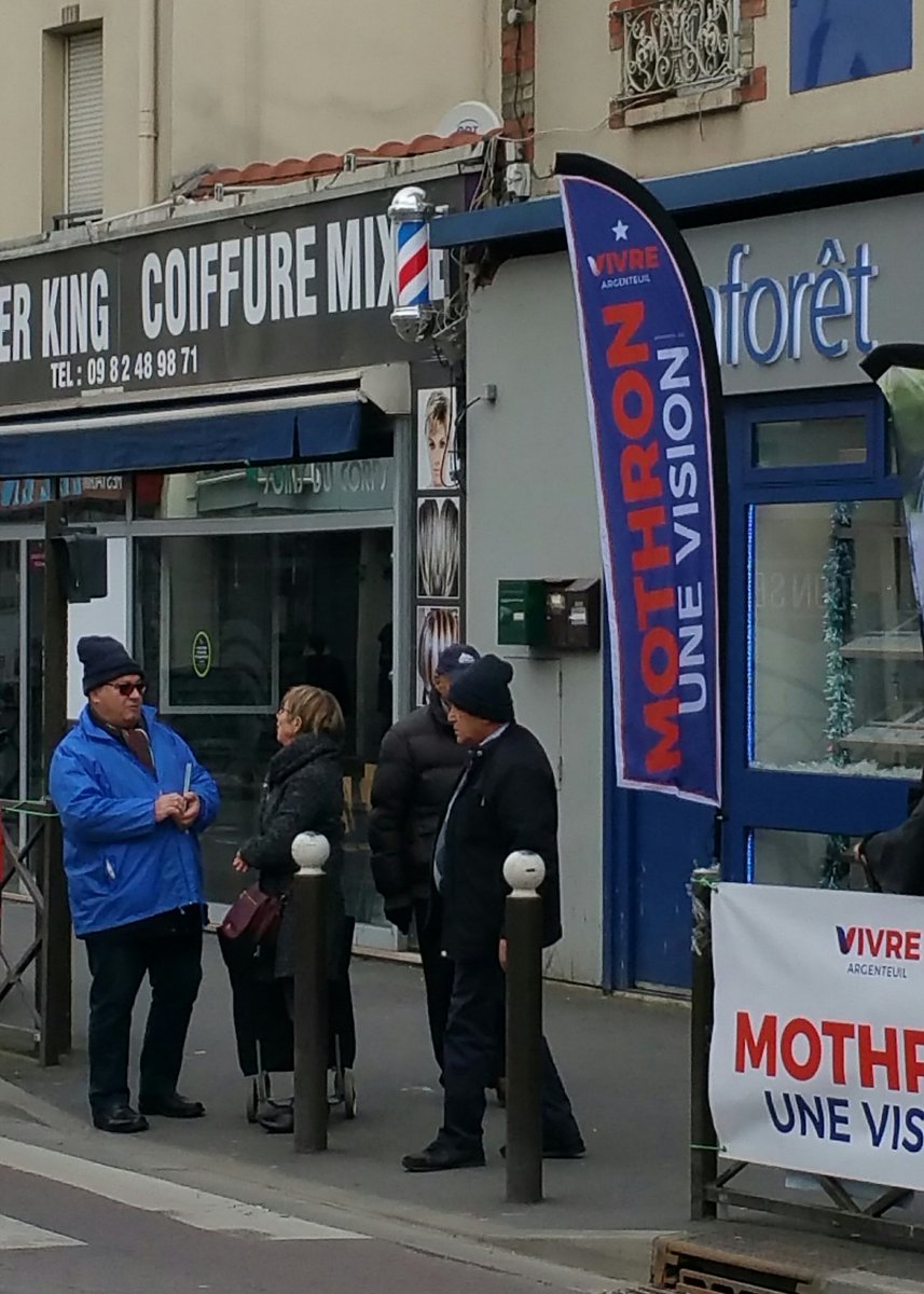 XavierPERICAT's tweet photo. @Mothron1Vision Ce matin, mobilisés au Marché des Champioux à #Argenteuil pour faire connaître le 1er volet de notre #projet ! #Mothron2020 #Mothronunevision https://t.co/AXWIMn5vGu