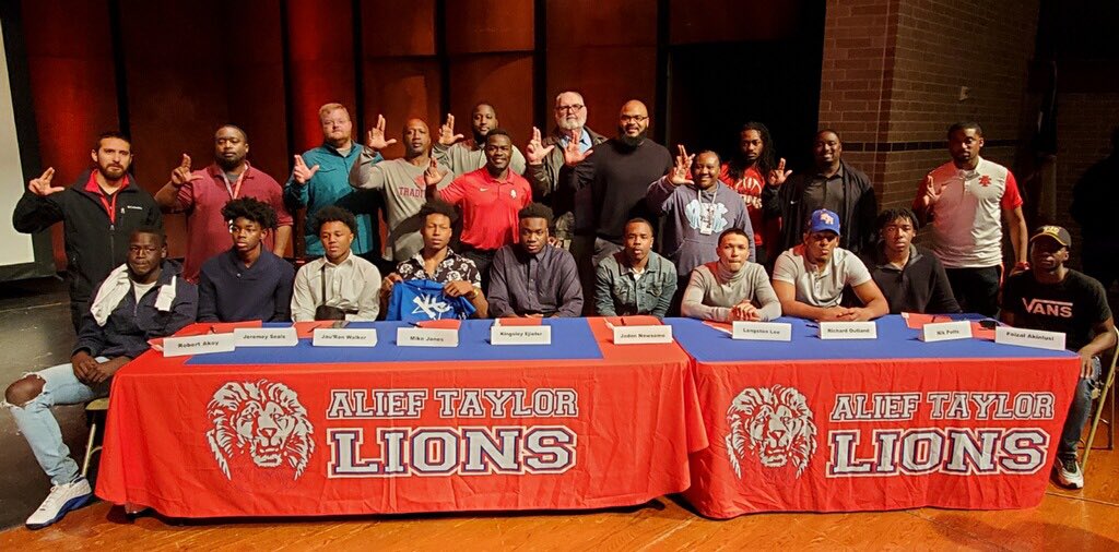 AliefTaylor_FB's tweet photo. THE TRADITION CONTINUES! National Signing Day 2020 was a SUCCESS! Special thank you to Head Coach Brian Randle @BrianRandle40 for establishing the tradition! Thank you to the players, coaches, teacher, and parents for making today possible! #3PT @AliefISD @ATaylorHS @vypehouston https://t.co/YIrpGUJKfB