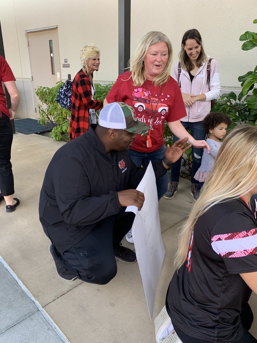 Crystal05621817's tweet image. Shout out to Coach Willis and the VBHS softball team for coming help share the #vbevibe as our students ran through the Tunnel of Hope this morning! I can’t wait to come support you ladies on the field this season. #vbhssoftball
