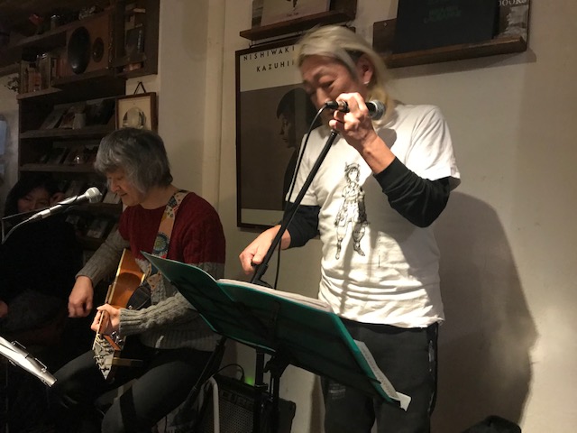 moonbird_'s tweet photo. 伊藤ヨタロウ(Vo)  西村哲也(EG)  河村博司(AG) 
音凪 2/5 セットリスト1
-1st
1 ハレルヤ
2 憂いの玉箒～カミサマの言うとおり
3 MICHI みち
4 地大工節
5 渚から（河村Vo）
6 かわたれどきまで
7 街は夕暮れ年も暮れ
-2nd
8 風は知らない
9 居候の��
10 愛のテーマ
11 シャララ
12 戦争未亡人を抱け https://t.co/aNTdUfC02b