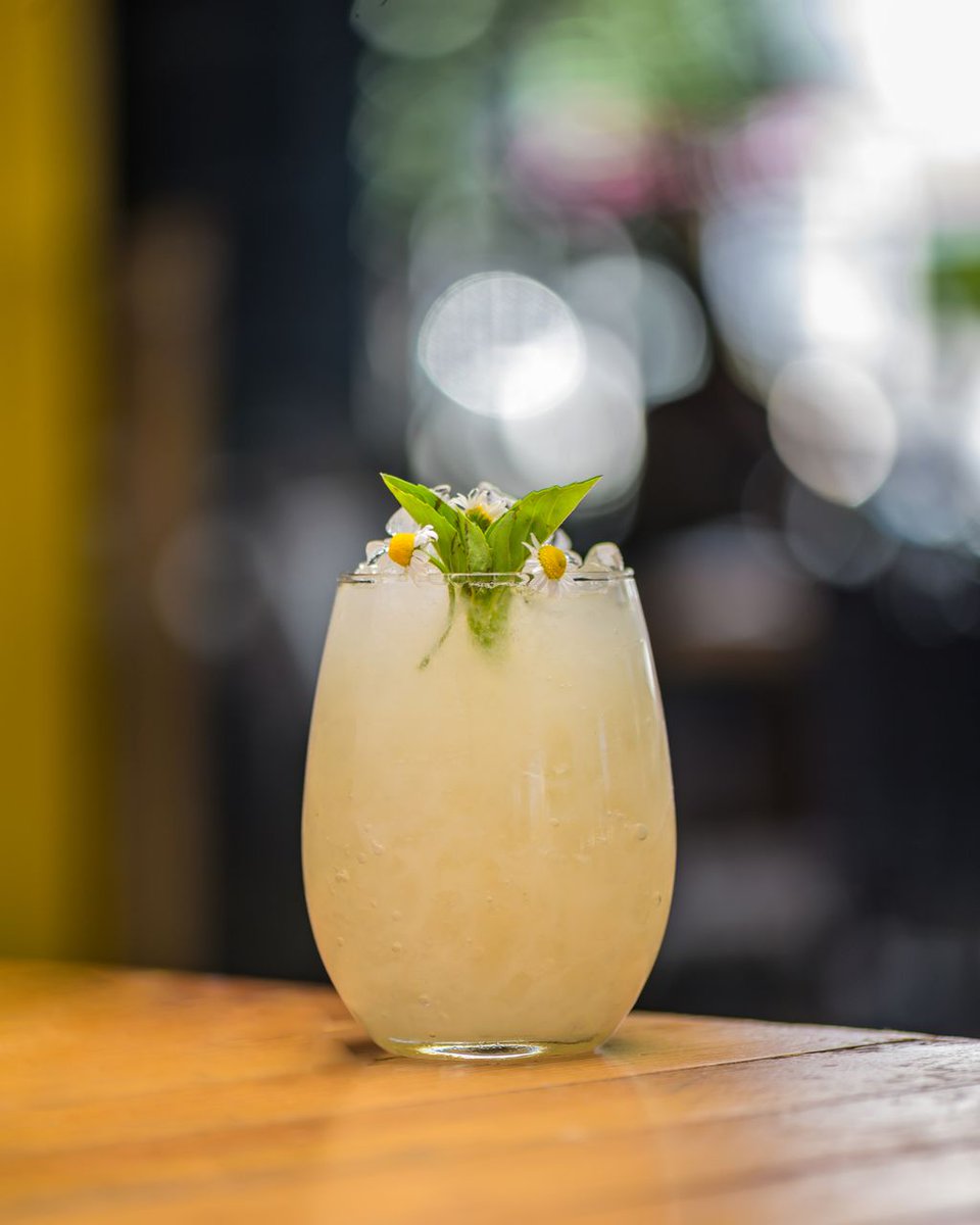 El #coctel del mes va con Aguardiente Blanco Madero, guanábana, jarabe, manzanilla y un toque de jugo de piña. 🍍

#quierochancho #chanchopalabanda #chanchogdl #especialesdelmes