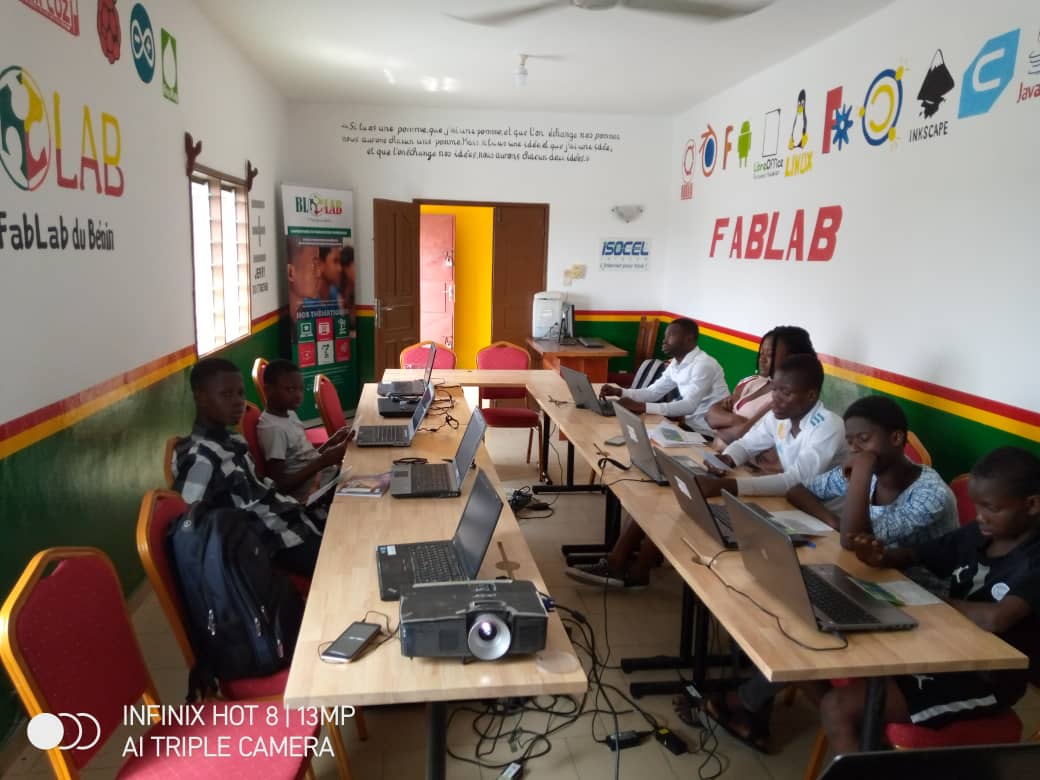 BLOLAB_BENIN's tweet photo. #ClassTech a démarré ce jour. Les #enfants ont eu droit à leur 1ère session d'initiation au numérique. Ils ont découvert les modules à aborder au cours de l'année et ont eu droit à 1h d'initiation à l'#IoT. Vous pouvez toujours inscrire vos #enfants ici: https://t.co/CkGR8gMpBZ. https://t.co/J2EYFk9Pbl