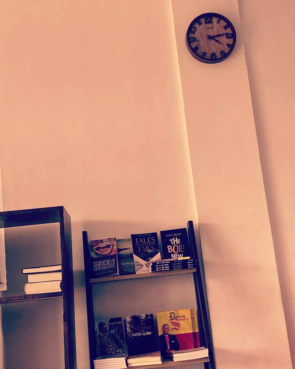 wcyril_'s tweet photo. So many books, so little time📚⏱️
#books #readbookseveryday #readbooks #timeforbook https://t.co/kMj4SejucF