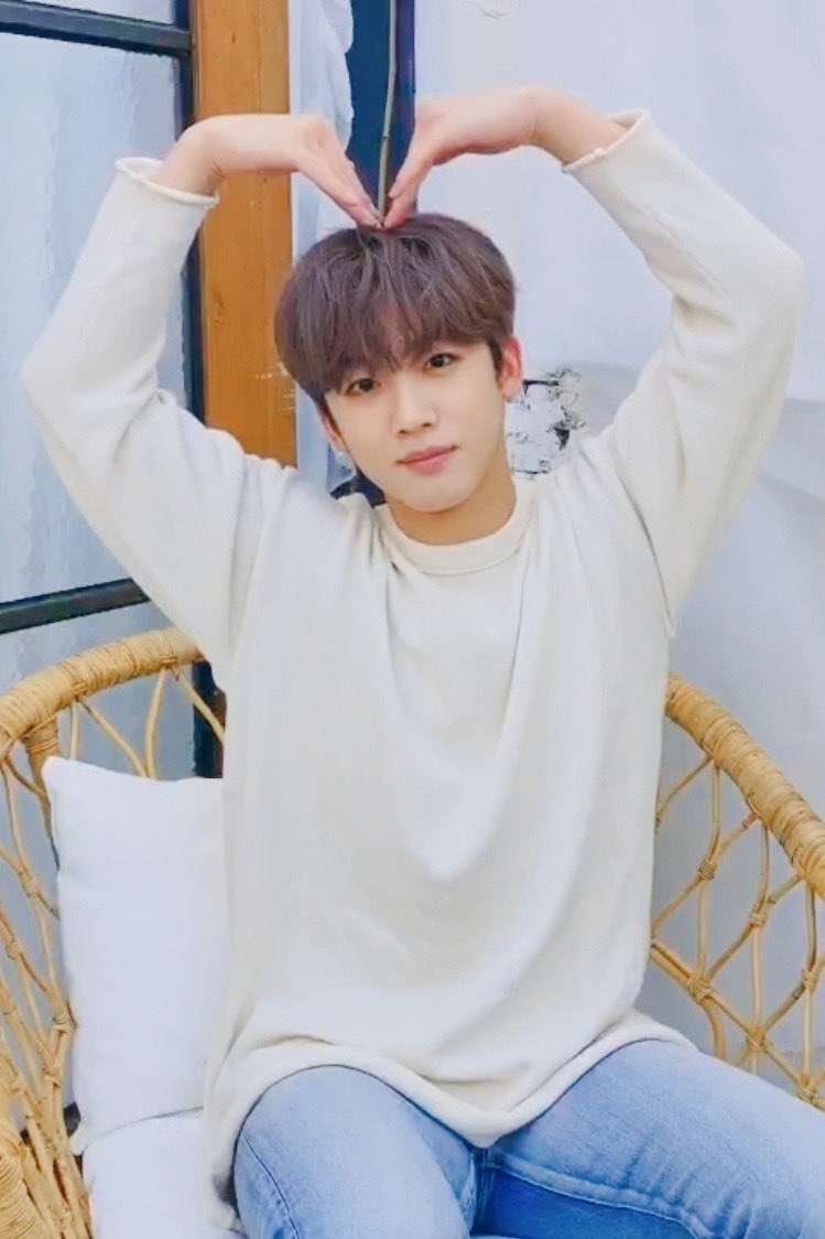 #요한아_들린다면_당근을_흔들어줘

어디서 이렇게  귀엽고 이쁘고 잘생긴  토깽이가 나타나가지구우 🐰🥕💛

또 보고싶자나😭😭😭