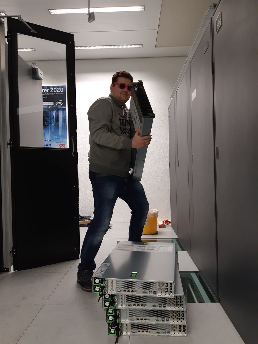 WeLoveOpenSour1's tweet photo. Heute sind wir als Team im #innovationtcenter und bauen unsere Server ein. 🎉
#innovationtsystems #dabei #team #fun #mint #opensource https://t.co/EtL1JY023i