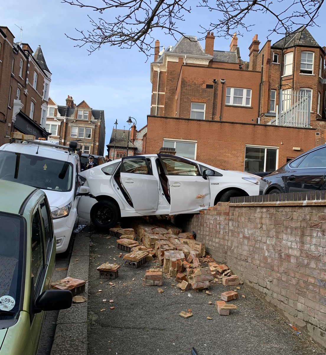 TwoDucksDesign's tweet photo. Impressive parking in Muswell Hill.
#muswellhill https://t.co/3vVEP7755A