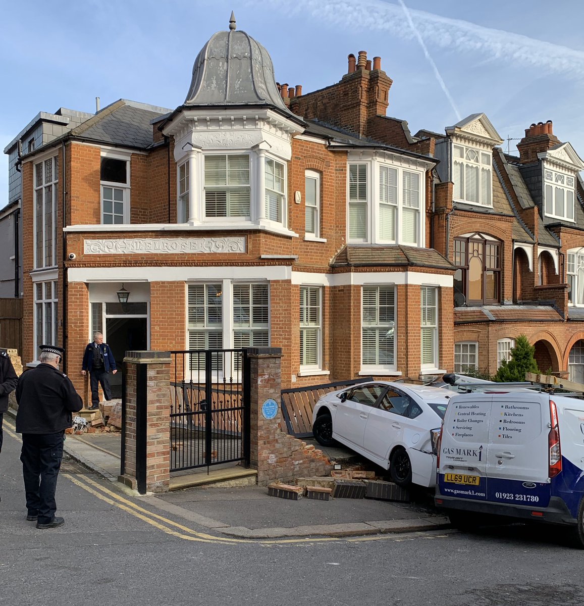 TwoDucksDesign's tweet photo. Impressive parking in Muswell Hill.
#muswellhill https://t.co/3vVEP7755A