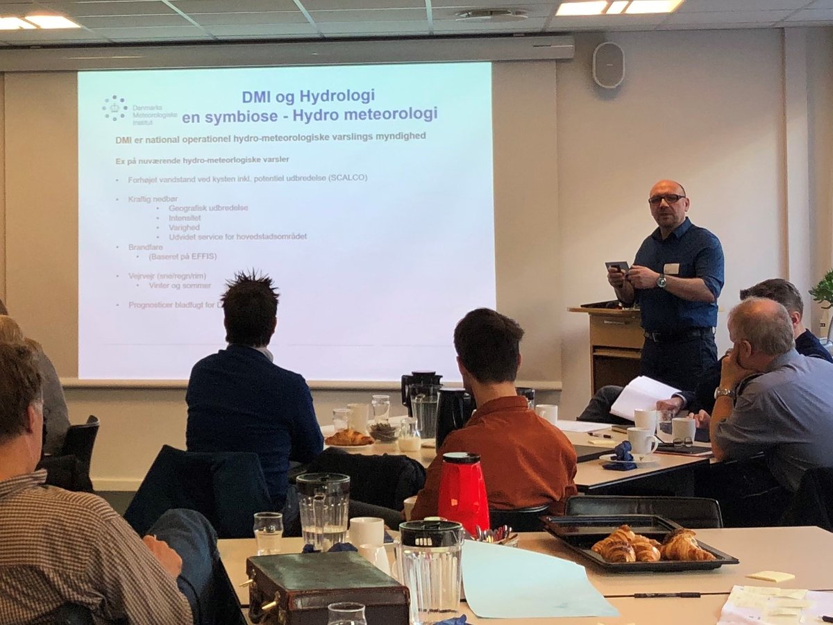 DK_DHM's tweet image. I dag skinner solen og vi har afholdt workshop om fremtiden for de hydrologiske højdemodeller. 
Kim fra @dmidk fortalte bl.a. om hvordan de ser samspillet mellem DHM og DMI. 

#Klimadata #fremtidsdata #SDFE #viudvikleros #newyearnewdata #Bluespots