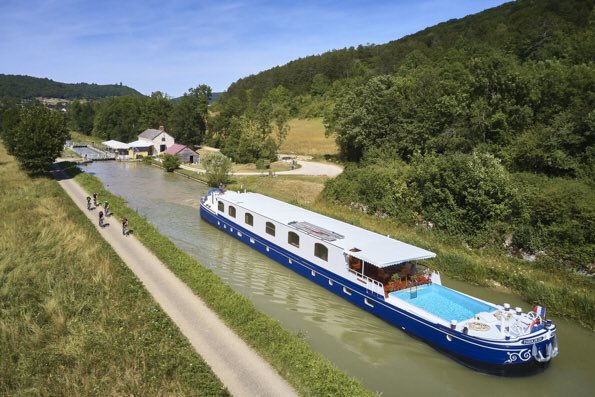 Le #tourisme fluvial, en France, c'est 1,36 mrd€ de retombées économiques pour les territoires, 6 100 emplois directs et + de 15M de j/passagers en 2018. A l'occasion des #RNTF, <a href="/vnf_officiel/">VNF - Voies navigables de France</a> présente le potentiel et les enjeux des filières du tourisme fluvial.
