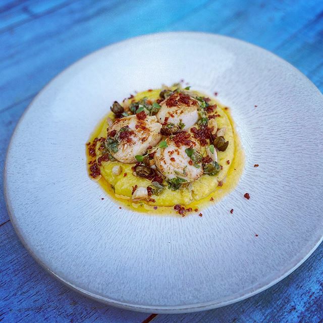 Nice lunch with a few leftover ingredients from last night wedding tasting. Seared scallops with sweet corn purée, cumin and coriander buttered almonds, spicy chorizo crumb and a tarragon and caper dressing. Yummmmm!! . . . . #searedscallops #scallops #s… ift.tt/2S3PhHf