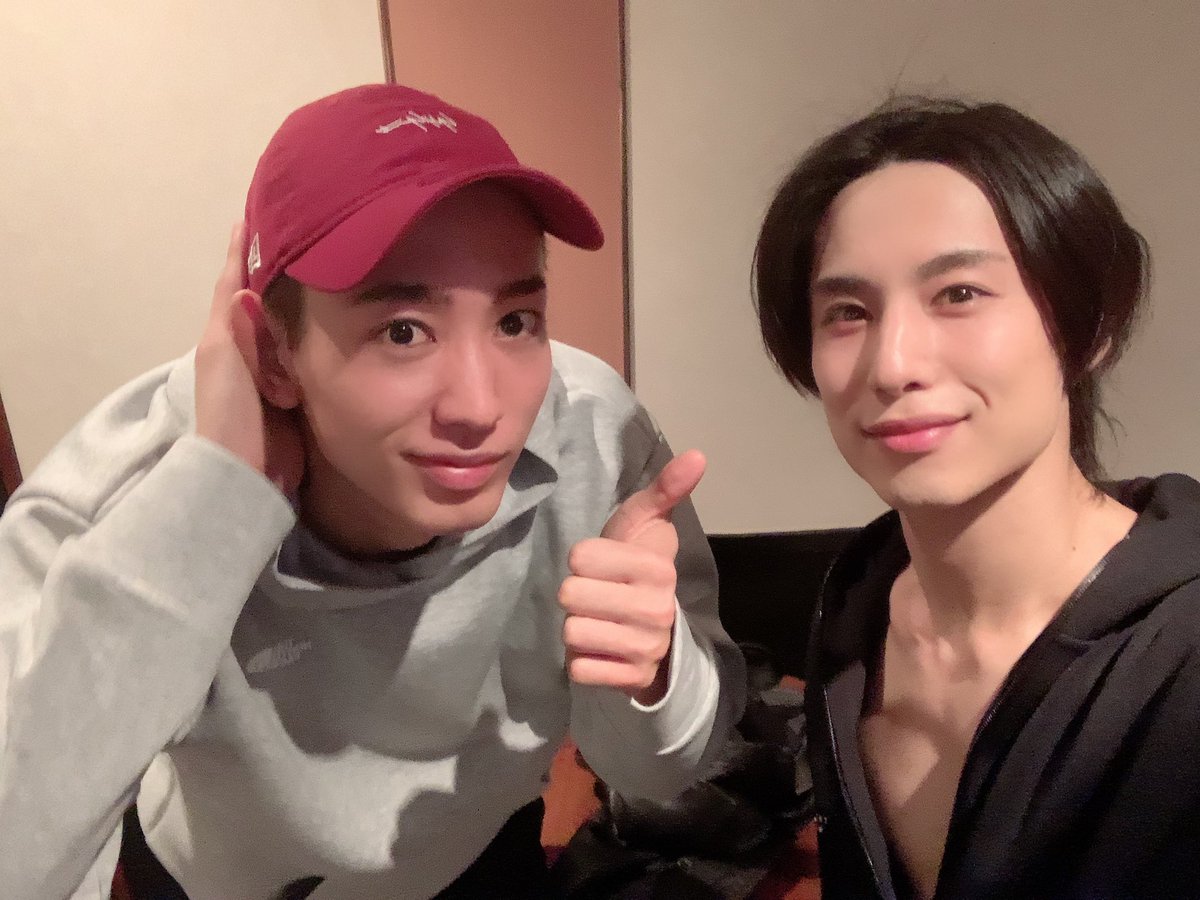 shinichi1109's tweet image. そして今日は

アルゴナビスの伊藤くんと
メサイアで共演したしょーりが観にきてくれた！

役者仲間が観に来てくれるのは嬉しい♪

里塚賢汰な橋本真一しか知らない伊藤くんは驚いてくれていた様子。
嬉しい( ^ω^ )

二人とも、観に来てくれてありがとう！！！