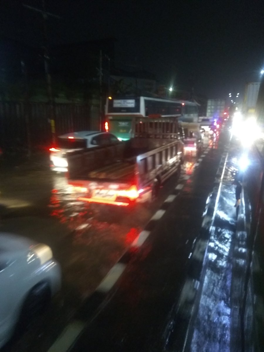 dederusli8's tweet photo. 21:03 jl. Imam Bonjol (depan baja gunung garuda) Cikarang 2 arah banjir ti hati dlm melintas @urbancikarang @tmcrestrobekasi @lewatmana https://t.co/2eIwsc3zyI