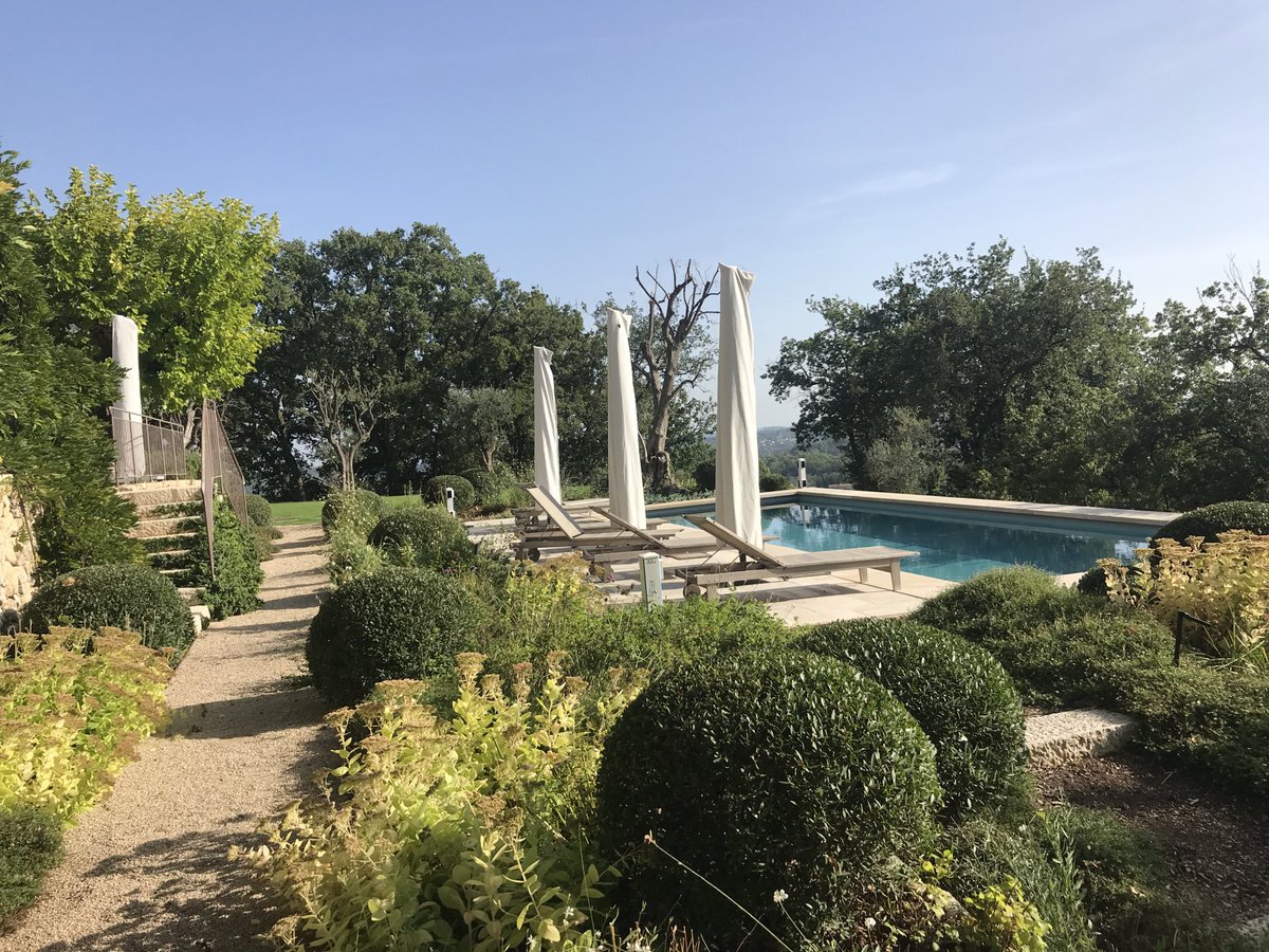 RivSelections's tweet photo. 𝐌𝐀𝐆𝐍𝐈𝐅𝐈𝐐𝐔𝐄 𝐌𝐀𝐒 𝐄𝐍 𝐏𝐈𝐄𝐑𝐑𝐄 🌳🍂
Propriété exceptionnelle qui surplombe les collines, la vallée &amp; offre des vues panoramiques de la Méditerranée et des montagnes [...] ► https://t.co/2uhrK9Rd4F
#luxuryrealestate #frenchrivierarealestate #luxuryhomes #immobilier https://t.co/5k2Rhn4zNm
